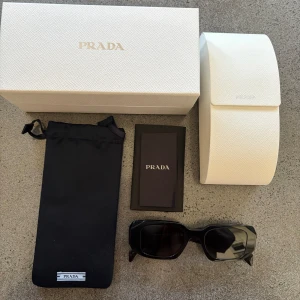 Svarta solglasögon från Prada - Snygga svarta solglasögon från Prada. Kommer med originalfodral, box och påse.