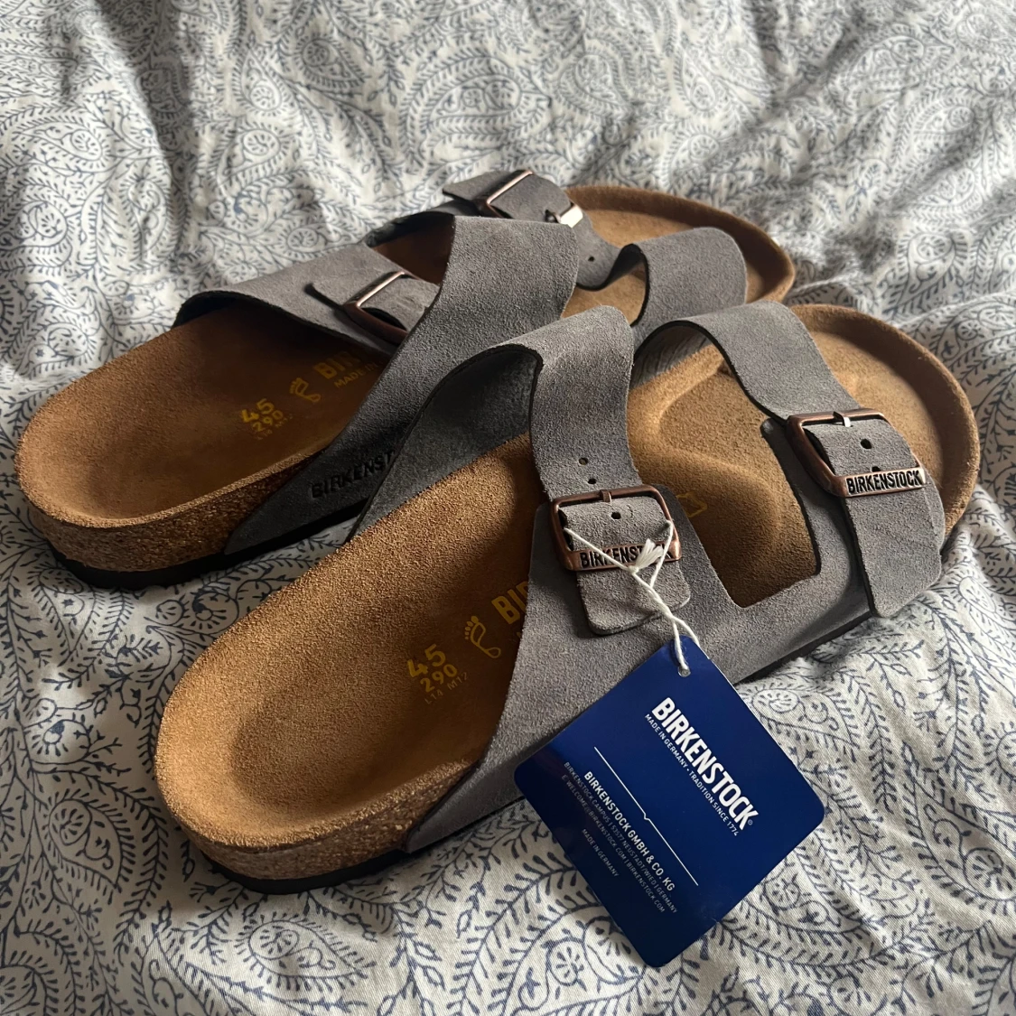 Grå mockasandaler från Birkenstock - 1