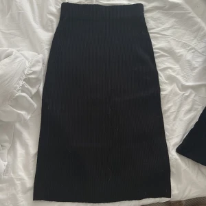 Svart ribbad långkjol från Vila - Svart ribbad långkjol från Vila. Aldrig använd, storlek S