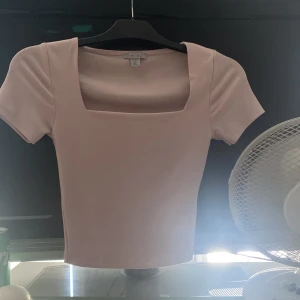 Ljusrosa topp från new yorker i storlek s  - Supersöt ljusrosa topp som sitter fint till allt från new yorker i storlek s. Det har gått upp några trådar som ni ser men som man kan fixa lätt därför kan också priset diskuteras som det skulle vara något 