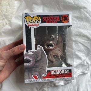 Stranger Things: Demobat (Funko Pop! #1303) - Cool Funko Pop! vinylfigur av Demobat från Stranger Things. Perfekt för dig som älskar serien och vill ha något unikt i din samling. Figuren är detaljerad och levereras i originalförpackning – ett måste för fans och samlare! Pris kan diskuteras! 