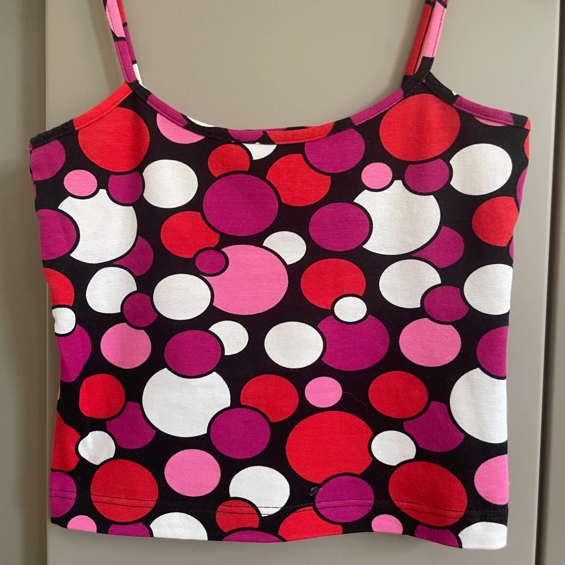 Färgglad prickig linnetopp