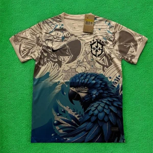 Nike x CBF Brasil fotbollströja papegoja - Unik fotbollströja från Nike och CBF Brasil med ett stort blått papegojmotiv och gråa grafiska detaljer. Tröjan är kortärmad, har rund hals och är tillverkad i lätt Dri-FIT-material som andas. Perfekt för dig som vill sticka ut på planen eller gatan.