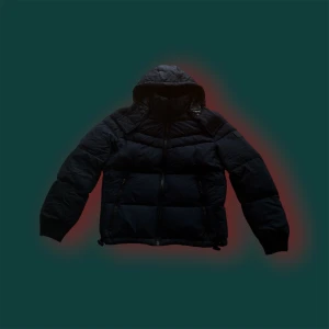 Mörkblå pufferjacka från BOSS - Mörkblå vinterjacka från Boss. Topp cond. Strl M