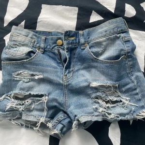 Blå low waist jeansshorts  - Snygga blåa jeans shorts, ingen aning vilket märke dom är, då dom är mammas från 2000s. Står en brodering där bak ( sista bilden) skit snygga och sitter så fint! Priset kan diskuteras!