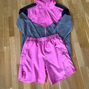 Nike miler short set  - Nike Miler Short Set är det perfekta valet för dig som vill ta din träning till nästa nivå med både stil och funktion. Setet består av en lätt och ventilerande t-shirt samt matchande shorts – designade för att ge maximal rörelsefrihet och komfort under alla typer av träningspass.  T-shirten är tillverkad med Nike Dri-FIT-teknologi som transporterar bort svett från kroppen och håller dig torr och fokuserad. Den har en avslappnad passform och slitsar i sidorna för extra rörelsefrihet.  Shortsen är