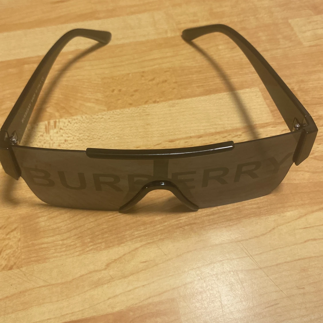 Burberry svarta solglasögon shield - 3