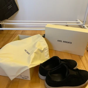 Svarta sneakers från Axel Arigato - Ganska slitna arigatos som du ser att hälen är sönder på insidan satt inte vattentät annars när man går så synns det inte alls. 
