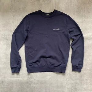 Mörkblå sweatshirt från apc - Säljer en fet sweatshirt  från Apc  | skicket på tröjan är 8/10 väldigt bra | storlek s | ny pris 2500: mitt pris är 799 | skriv vid frågor och funderingar  