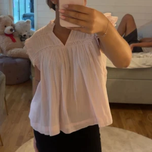 Ljusrosa blus med volangärmar - Superfin sommarblus i ljusrosa färg. Storlek 170, passar allt från S-L. Köpt på Gina Young💞