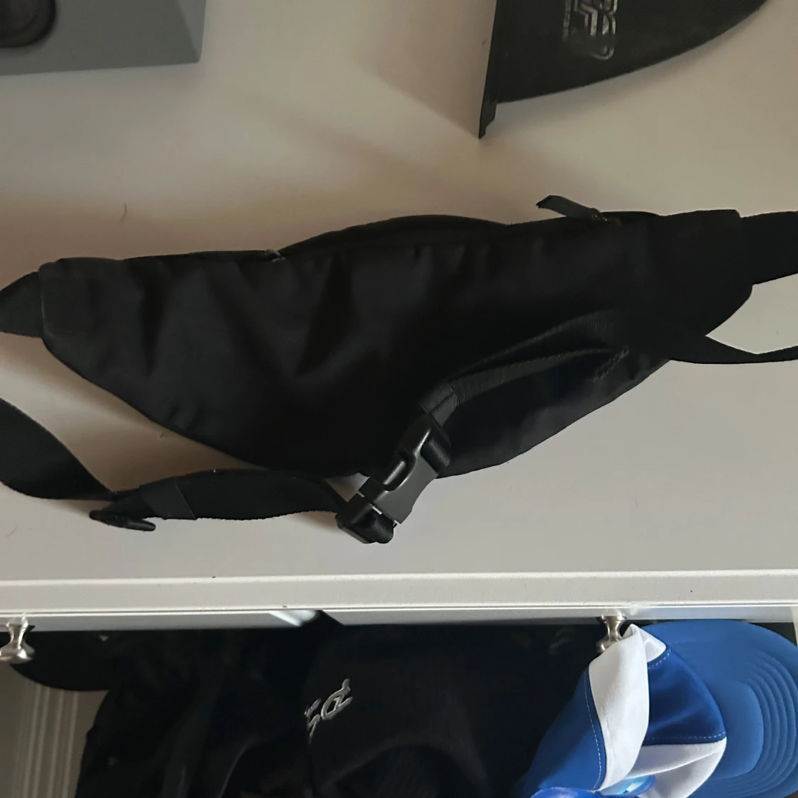 Svart Nike magväska med dragkedja - 1