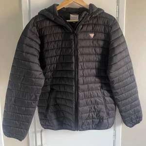 Dunjacka från guess  - Svart dunjacka från guess, använd fåtal gånger, stl-176 men passar XS