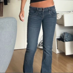 Blå bootcut jeans från LTB Valerie - Säljer ett par klassiska blå bootcut jeans från LTB, modell Valerie. Jeansen har normal passform, snygga kontrastsömmar och fem fickor. Perfekta till vardags och lätta att matcha med olika stilar.