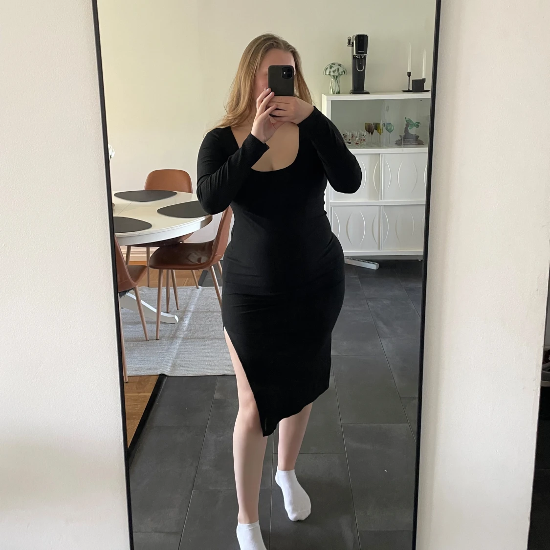 Långärmad klänning med slit