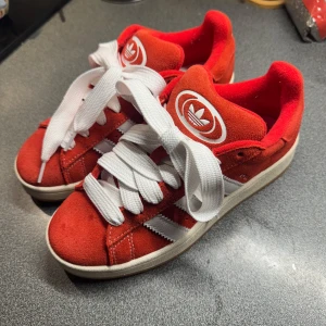Röda Adidas Campus 00s - Röda Adidas Campus 00s använda 1 gång så väldigt bra skick strl 38  Röda snören medföljer oxå