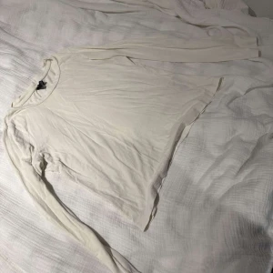 Vit långärmad tröja  - Enkel och stilren vit långärmad tröja från Vero Moda i mjuk bomull. Perfekt basplagg med rund halsringning och normal passform. Lätt att matcha med jeans eller kjol för en clean look 😍