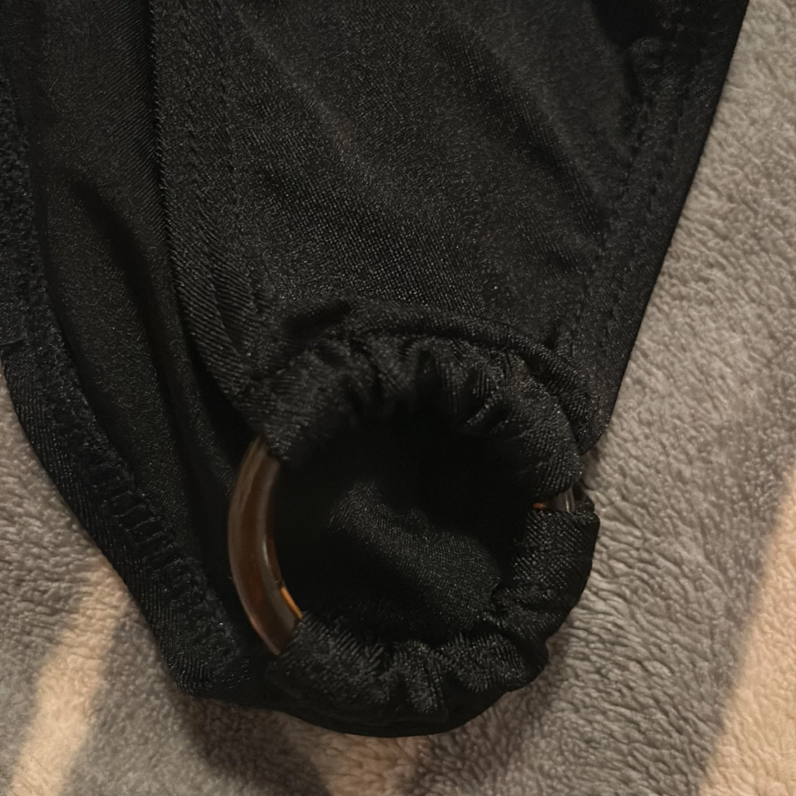 Svarta bikiniunderdelar med ringdetalj - 3