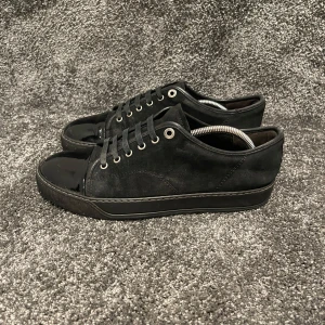 Lanvin Skor  - ‼️VI TAR EJ BYTEN‼️Lambin Captoe Sneaker | Skick: 7/10 | Storlek UK 7 som motsvarar ungefär 41/42EU | ingår enbart skorna vid köp. | Fraktar inom 24H efter köp på köparens bekostnad 📦💨 | Hör av dig vid minsta fråga eller fundering 💭