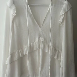 Vit blus  - Jätte fin vit blus passar till nästan allt och väldigt luftig 