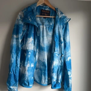 Woolrich windbreaker  - Säljer min windbreaker som är använd, nästintill precis som ny finns inga märken eller konstigheter på den, skriv om ni har frågor MVH storlek M men passar som S (pris inte hugget i sten)