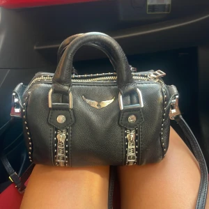 Zadig sunny bag - Intressekoll på min Zadig sunny jag i modellen nano, köpt här på plick men vill köpa en annan väska så är i behov av pengarna. Hade absolut inte sålt annars då den är min favorit väska, kom gärna med prisförslag men accepterar ändast det pris ja tycker är rimligt! Pyttelite rostig längst dragkedjan som man ser på bilden men annars i fint skick! Självklart äkta (men har tyvärr inget kvitto)