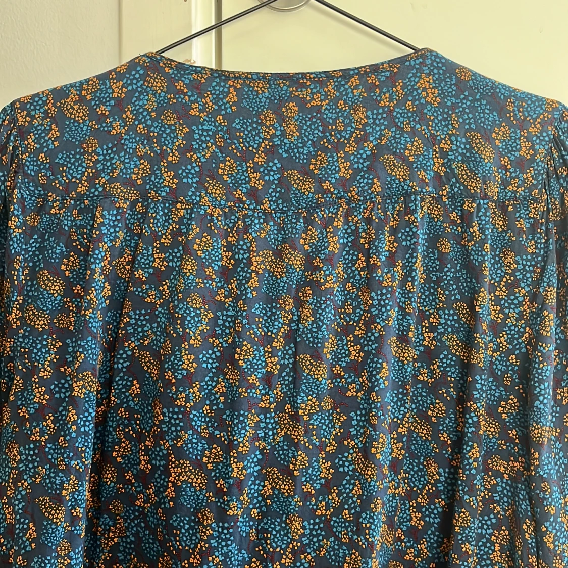 Blommig blus från Esprit i blått och orange - 2