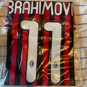 AC Milan Zlatan Ibrahimović  - AC Milan matchtröja Zlatan Ibrahimovic hekt ny och oanvänd från säsongen 2011-12