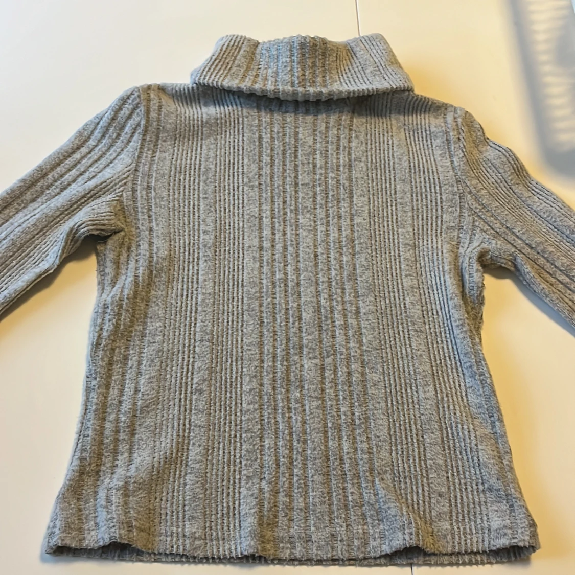 Grå ribbad polotröja