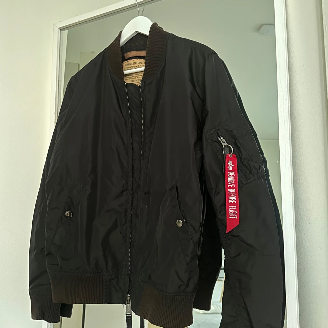 Svart bomberjacka Alpha Industries