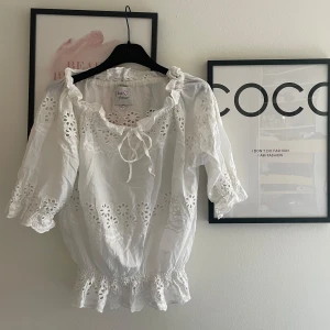 Vit blus🤍 - Vit blus från Love forever. Super söt och passar till allt!! Perfekta plagget för en härlig sommar outfit🩷