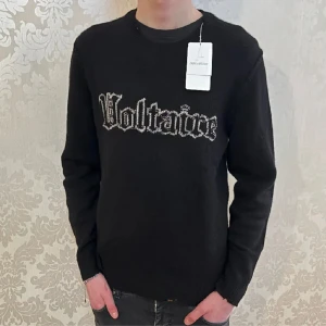 Stickad Kashmir Zadig Voltaire - Säljer min otroligt snygga Zadig Voltaire tröja pga den är lite stor. Size S men e som en M. Han på bilden är 184 och sitter bra! Bra skick men vet ej om slitningarna är part av designen (se bild 4). 100% Kashmir. Kom privat om du har frågor. 