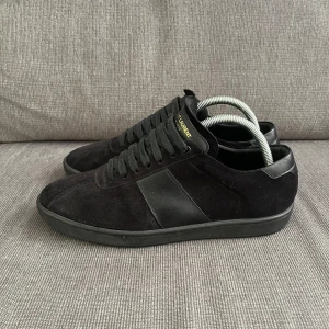 Saint Laurent SL/07 svarta - Tjena, säljer nu dessa riktigt snygga och populära Saint Laurent SL/07 skorna i bra skick, endast använda, inga tecken på slitage, endast skorna ingår, hör av er vid frågor och funderingar🙌🤝
