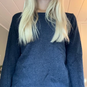 Mörkblå stickad tröja  - Mörkblå stickad tröja