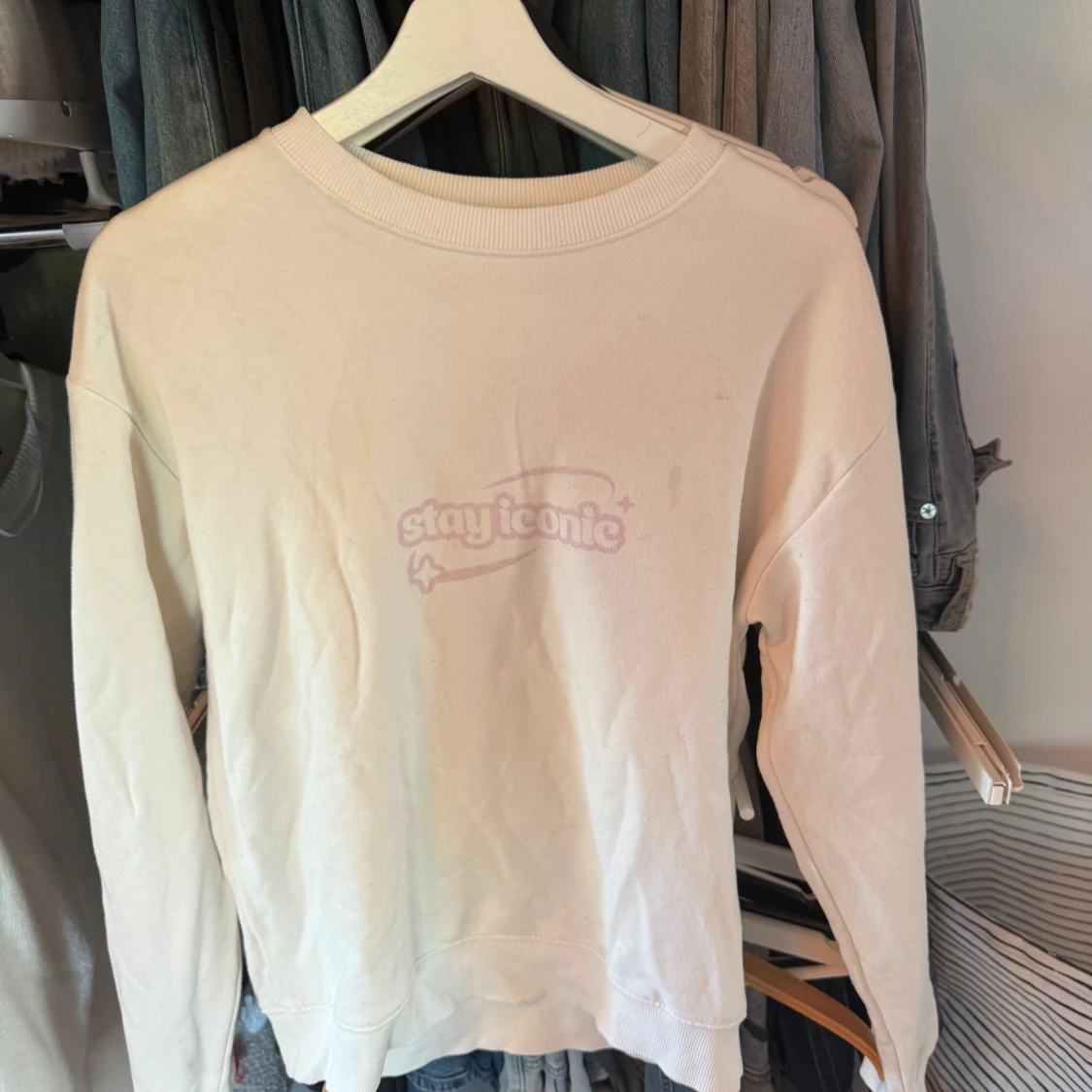 Vit sweatshirt med rosa tryck