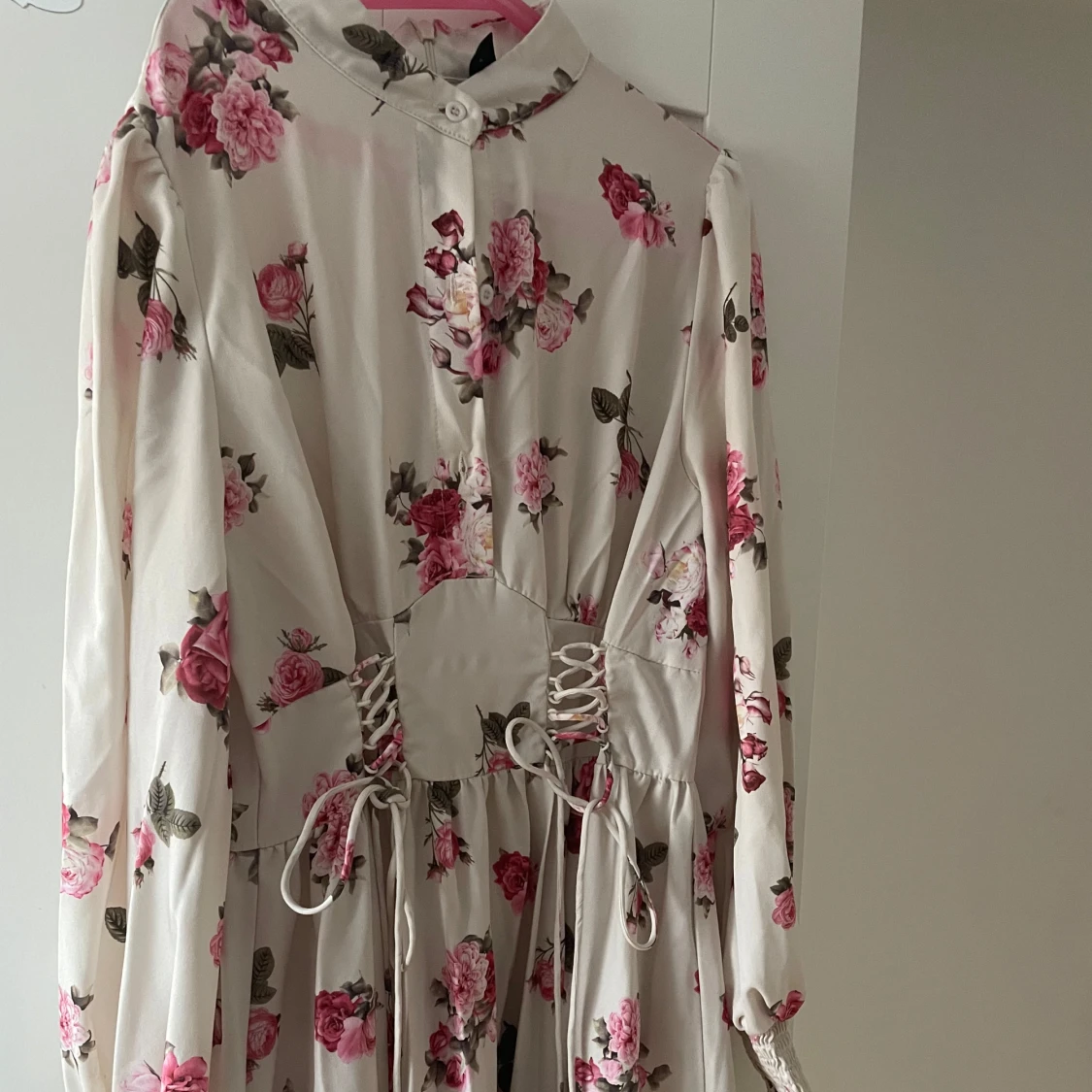 Blommig långklänning med snörning