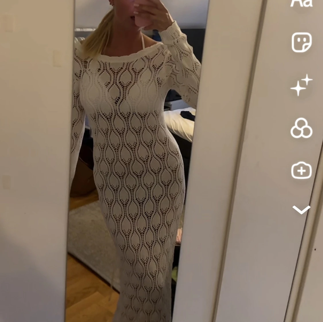 Vit lång stickad klänning med mönster - 1