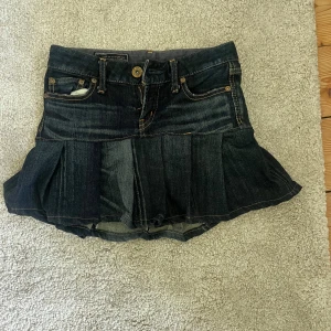 Jeanskjol med volang  - Jeanskjol med volang storlek 23. Passar mig som vanligtvis bör xs eller s. Sparsamt använd. 