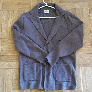 Cardigan/Blazer - John Henric - Storlek S men passar även M. Väldigt bra skick, 9/10! Skriv om ni har fler frågor 