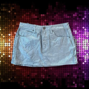 Silver-glittriga shorts 🪩 - Riktigt häftiga shorts som passar till fest, eller för att helt enkelt festa till vardagen. Storlek xxs, men se måttet tvärs över midjan 💙🪩