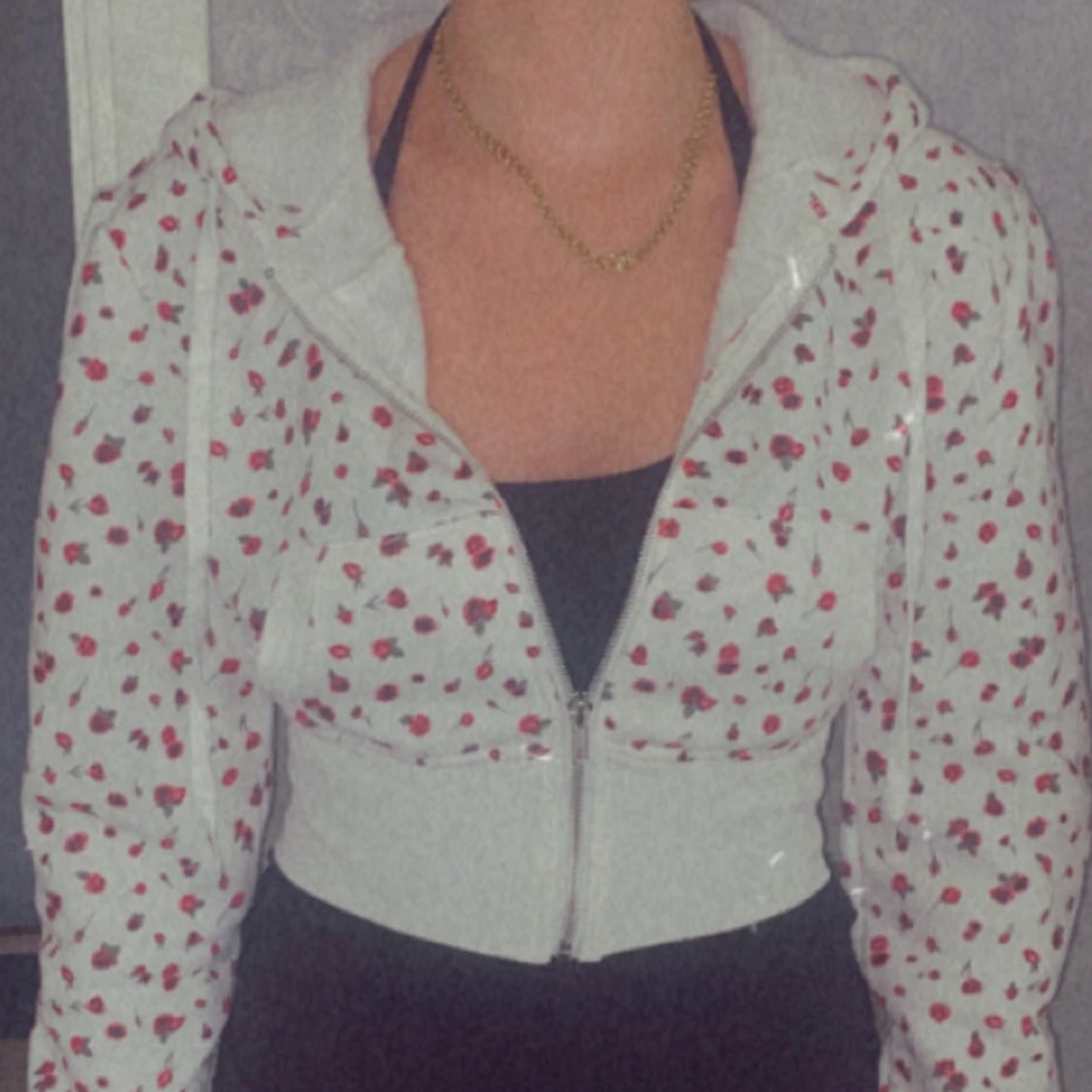 FashionNova - Vit croppad hoodie med rosor - 2