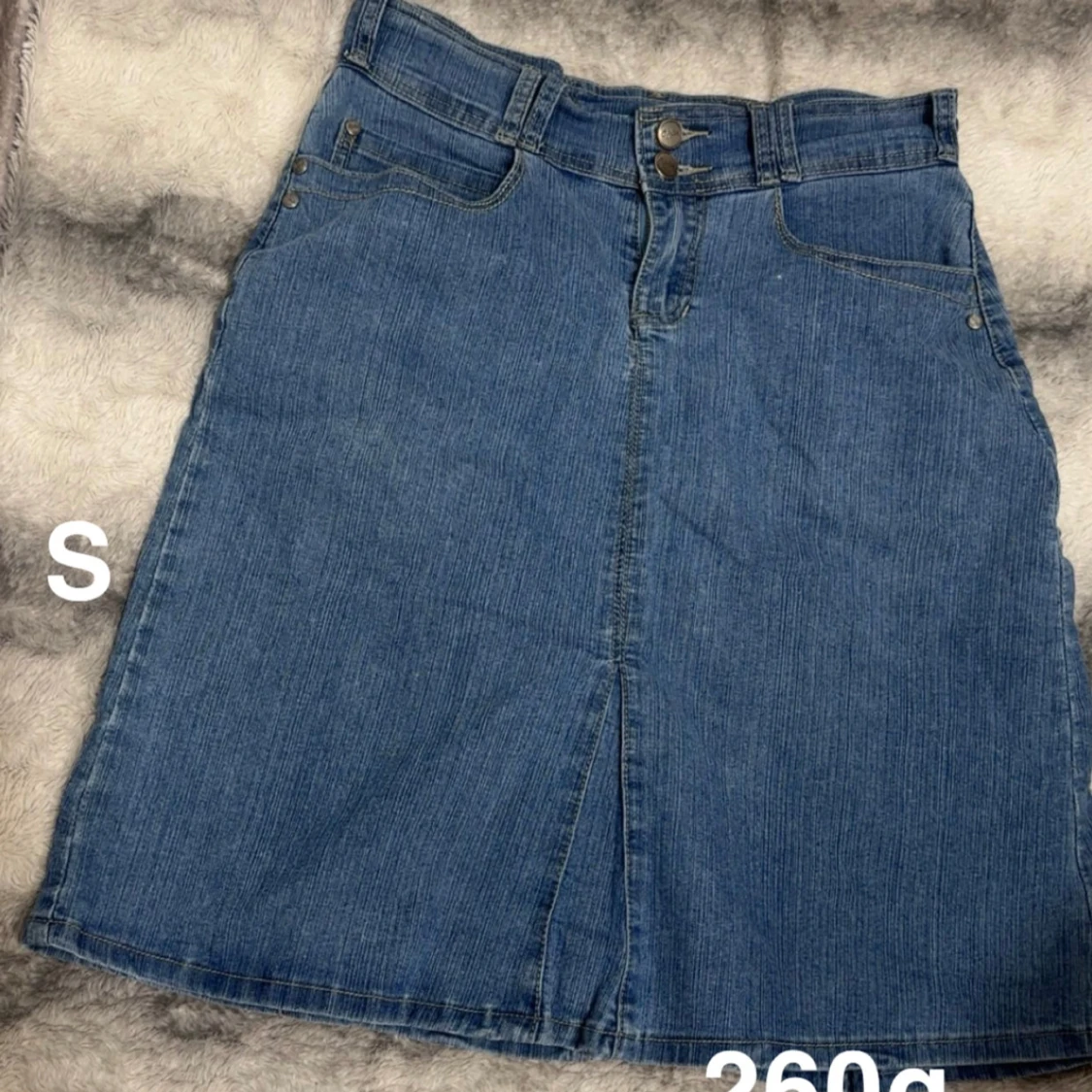 Blå jeanskjol med hög midja