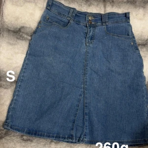 Blå jeanskjol med hög midja - Klassisk blå jeanskjol med hög midja och A-linjeform. Kjolen har bälteshällor, dubbla knappar och fickor fram. Perfekt för dig som gillar en enkel och tidlös stil.🌸Fint använt skick. Storlek s men stor i storlek