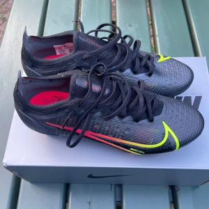 Nike mercurial vapor 14 elite sg 40 - Säljer ett par Nike mercurial vapor 14 elite i storlek 40 som är aldrig använda bara testade. Det är skruvdobb på skorna.