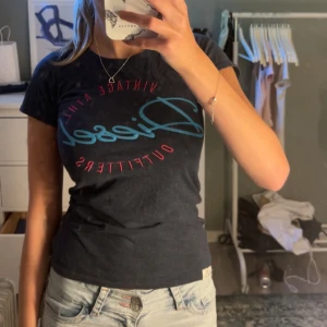 vintage t-shirt från Diesel - Snygg mörkgrå vintage t-shirt från Diesel med blå och röd vintageinspirerad logga på bröstet. Storlek XS men passar nästan bättre som XXS❣️