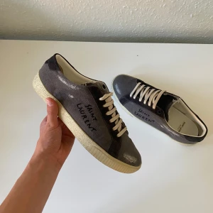 Saint Laurent skor (Tävling) - För att vinna dessa YSL skor måste man göra följande: Följa oss på Plick | Likea alla våra annonser (Ej sålda varor) | Vinnaren dras 8 Augusti🙌