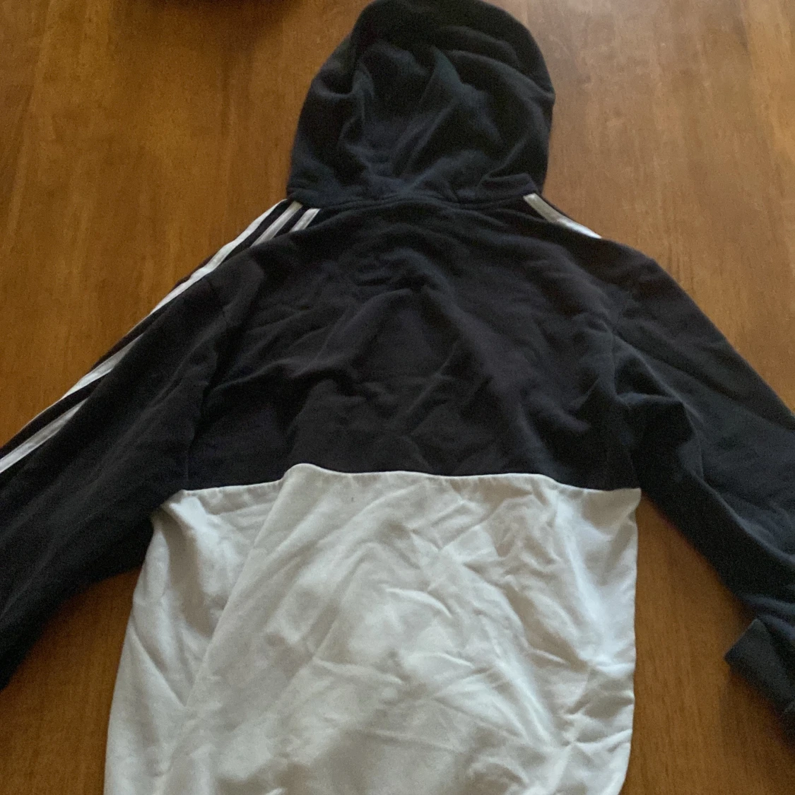 Svartvit Adidas hoodie med logga - 1
