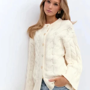 Kabelstickad kofta Gina  - Vit kabelstickad kofta från Gina tricot i stl M