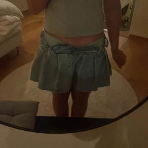 Mid waist kjol💗 - En jätte fin mid waist kjol från hm💗den har inga fickor och går även att dra åt i midjan som man ser på bild 4, aldrig använd🫶🏻