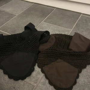 Två st huvor i svart och brunt - Säljer två snygga huvor, En svart och en brun stl ponny. Inte mycket använda, säljs tillsammans