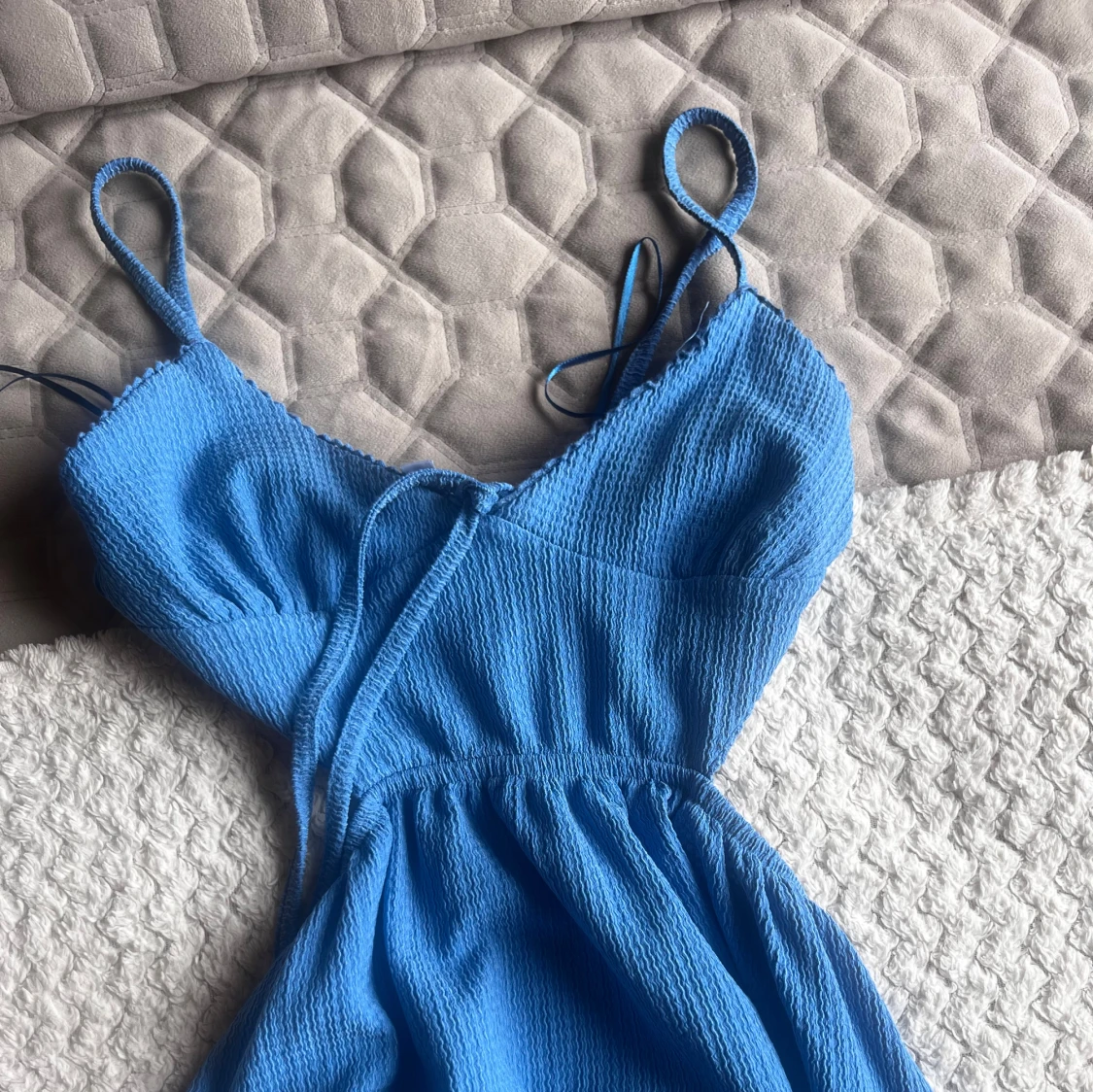 Blå kortklänning med cut out och snörning - 3